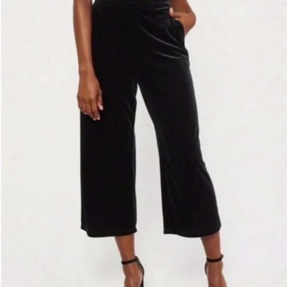 Abercrombie & Fitch | Women’s black velvet side zip wide leg cropped pants, sz S - Picture 12 of 12